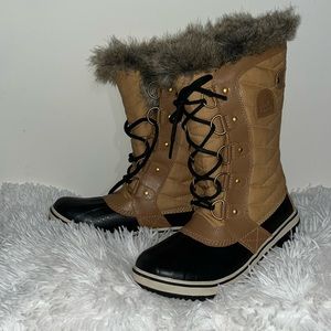 Snow boots